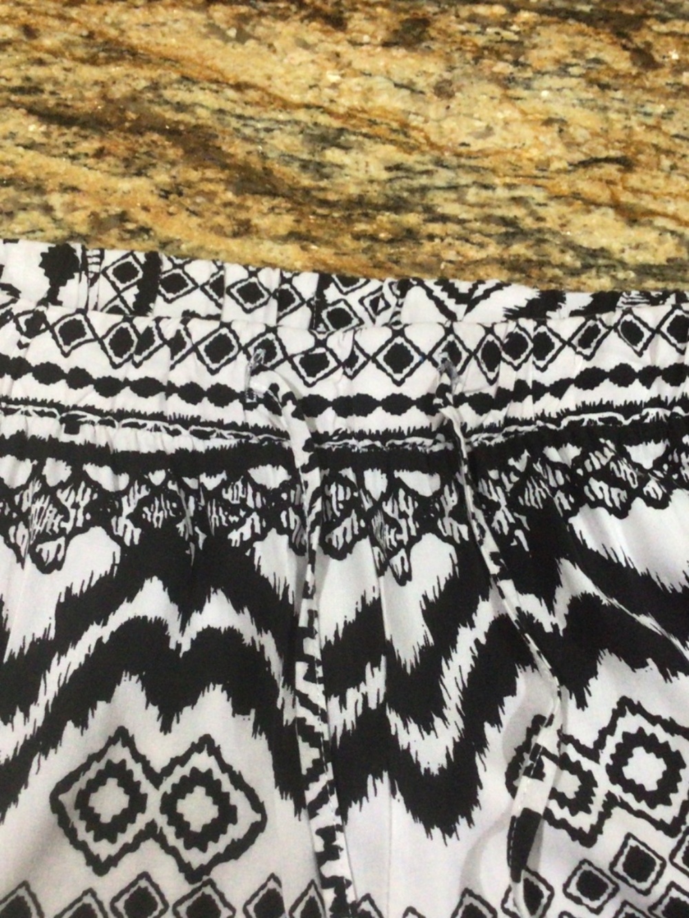 O’rageous wide leg palazzo pants in Geometric design. Size medium - Picture 2 of 7
